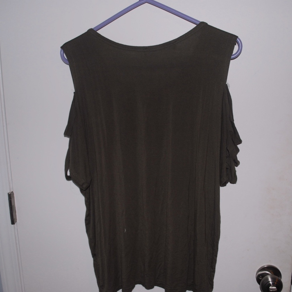 Cute short sleeve green top with cute out design on the sleeves - Picture 3 of 3